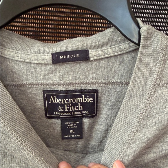 Abercrombie & Fitch Gray Long Sleeve Tee - Picture 3 of 5